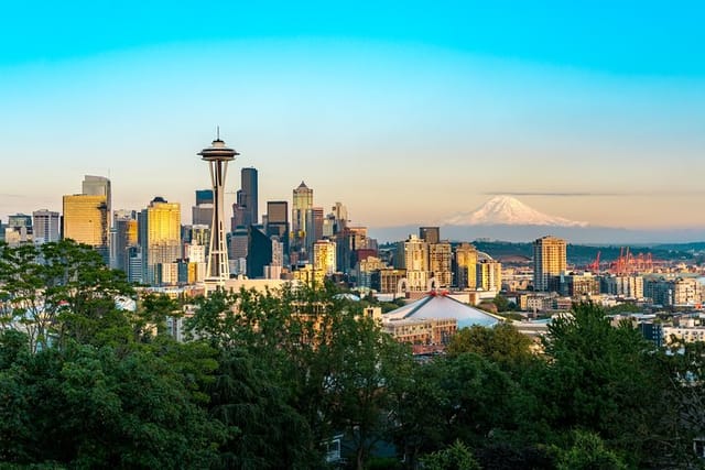 View from Kerry Park Overlook of downtown Seattle and Mount Rainer